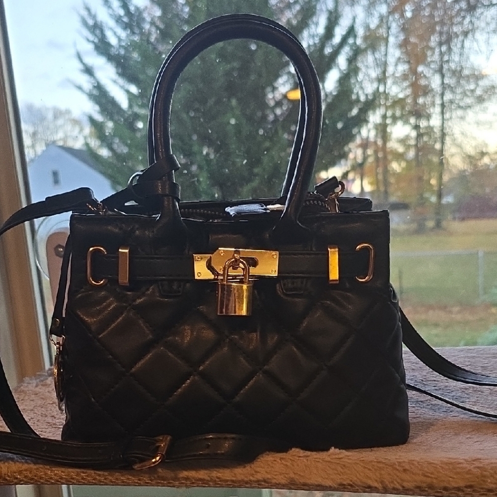 Elegant Black Quilted Handbag